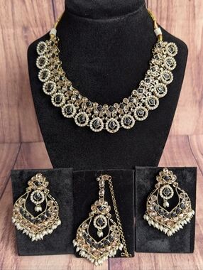 Kundan Black and gold w/Pearls Set Includes (Necklace, Earrings & Maang Tikka)